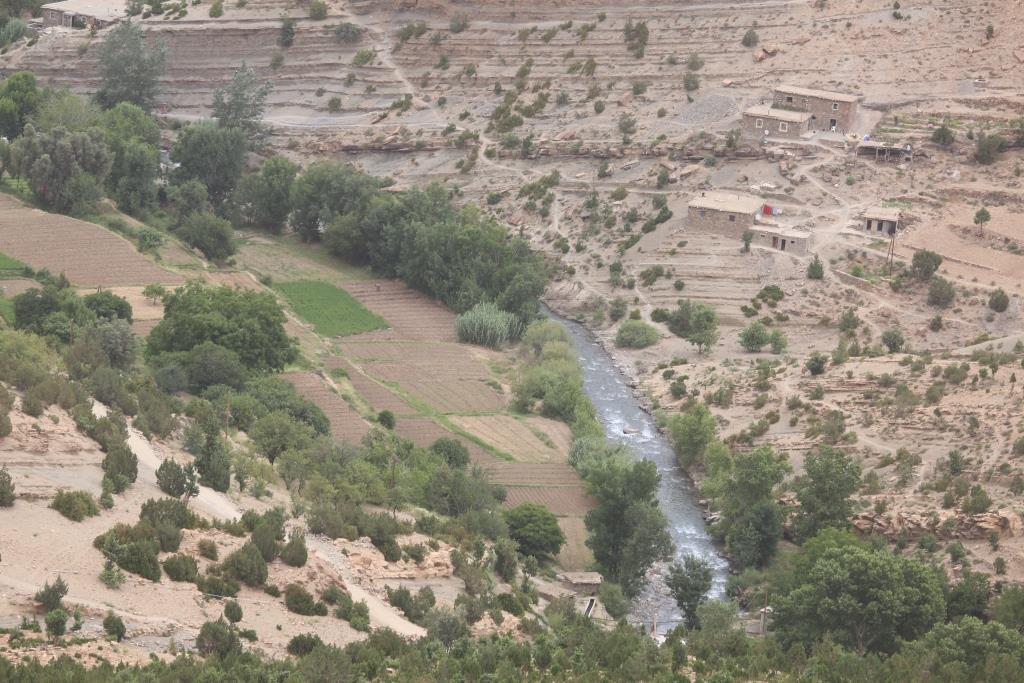 Vallée aux versants boisés de l'Ahançal dans son bas cours